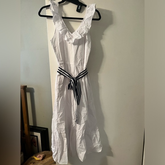 Chic White Maxi Dress with Black Belt - Picture 1 of 2